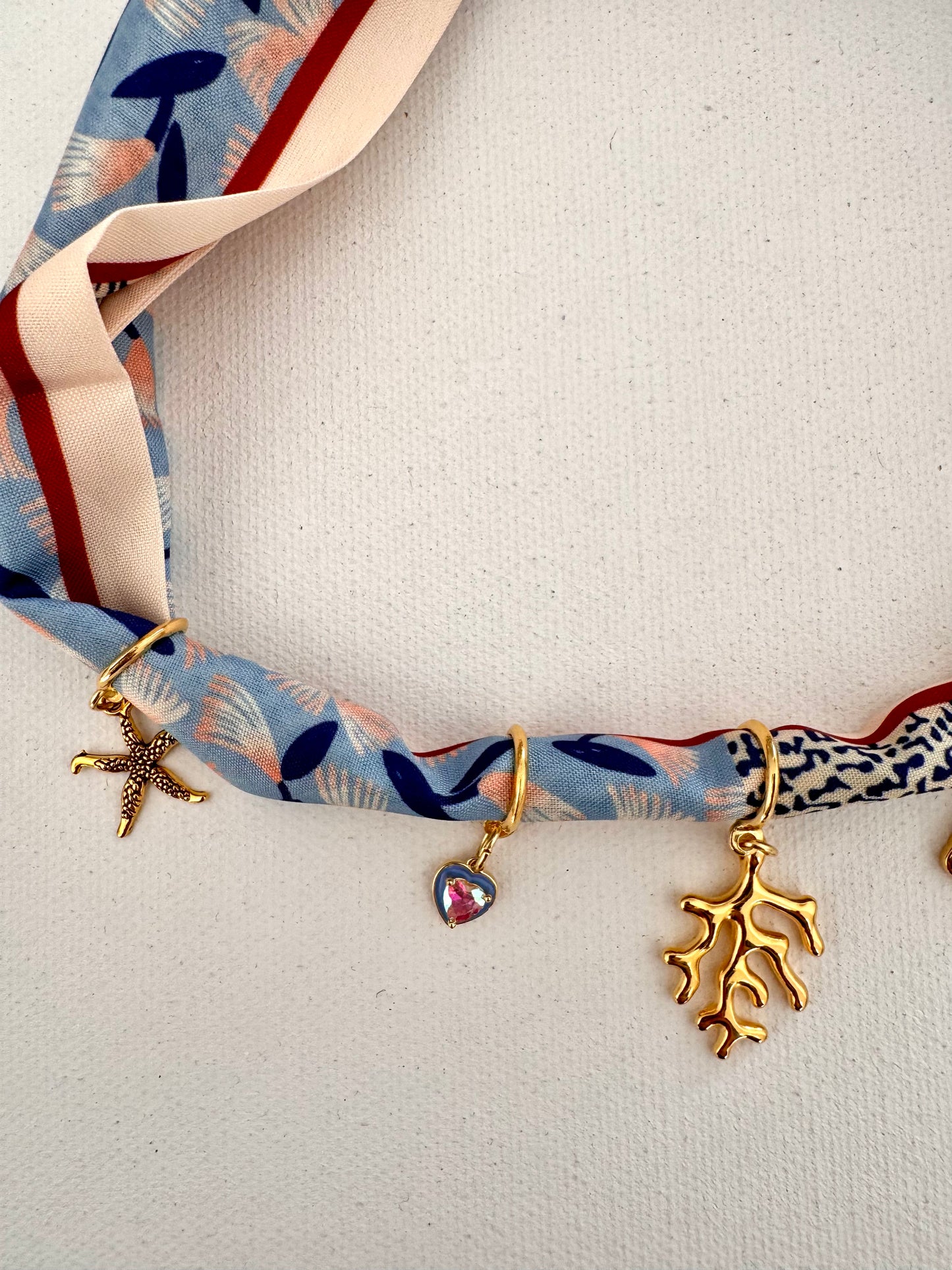 Charm-Bandana in Blau-Rot mit Meeres- & Herzanhängern • Seidentuch mit Gold-Charms
