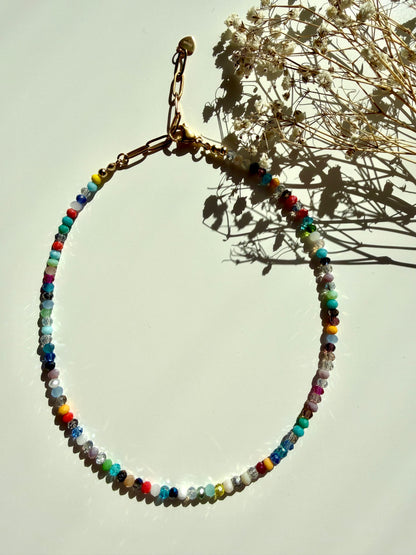 Happy Pearls No.1 – Bunte Glasperlen Halskette 4mm mit goldenen Details – handgefertigt
