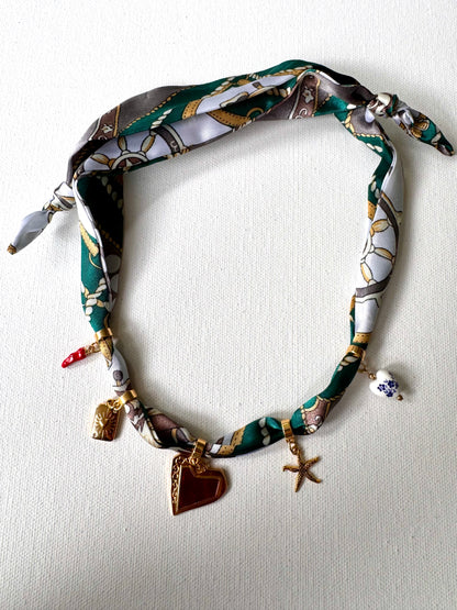 Bandana-Halskette mit Charms aus 18k vergoldetem Edelstahl • Herz-Anhänger, Stern & handbemaltes Porzellanherz