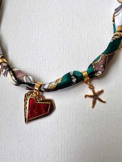 Bandana-Halskette mit Charms aus 18k vergoldetem Edelstahl • Herz-Anhänger, Stern & handbemaltes Porzellanherz