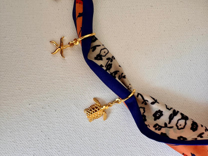 Charm-Bandana mit Anhängern in Orange-Blau • Goldene Charms & Seidentuch-Look
