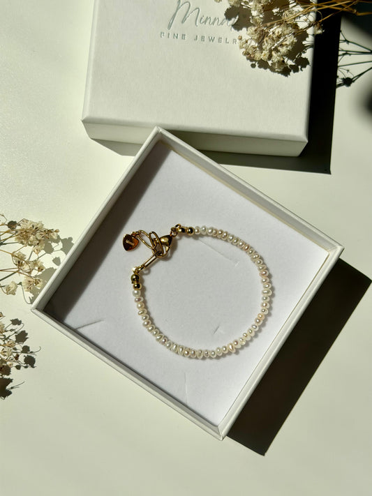 Petit Pearl – Süßwasserperlen Armband handgefertigt
