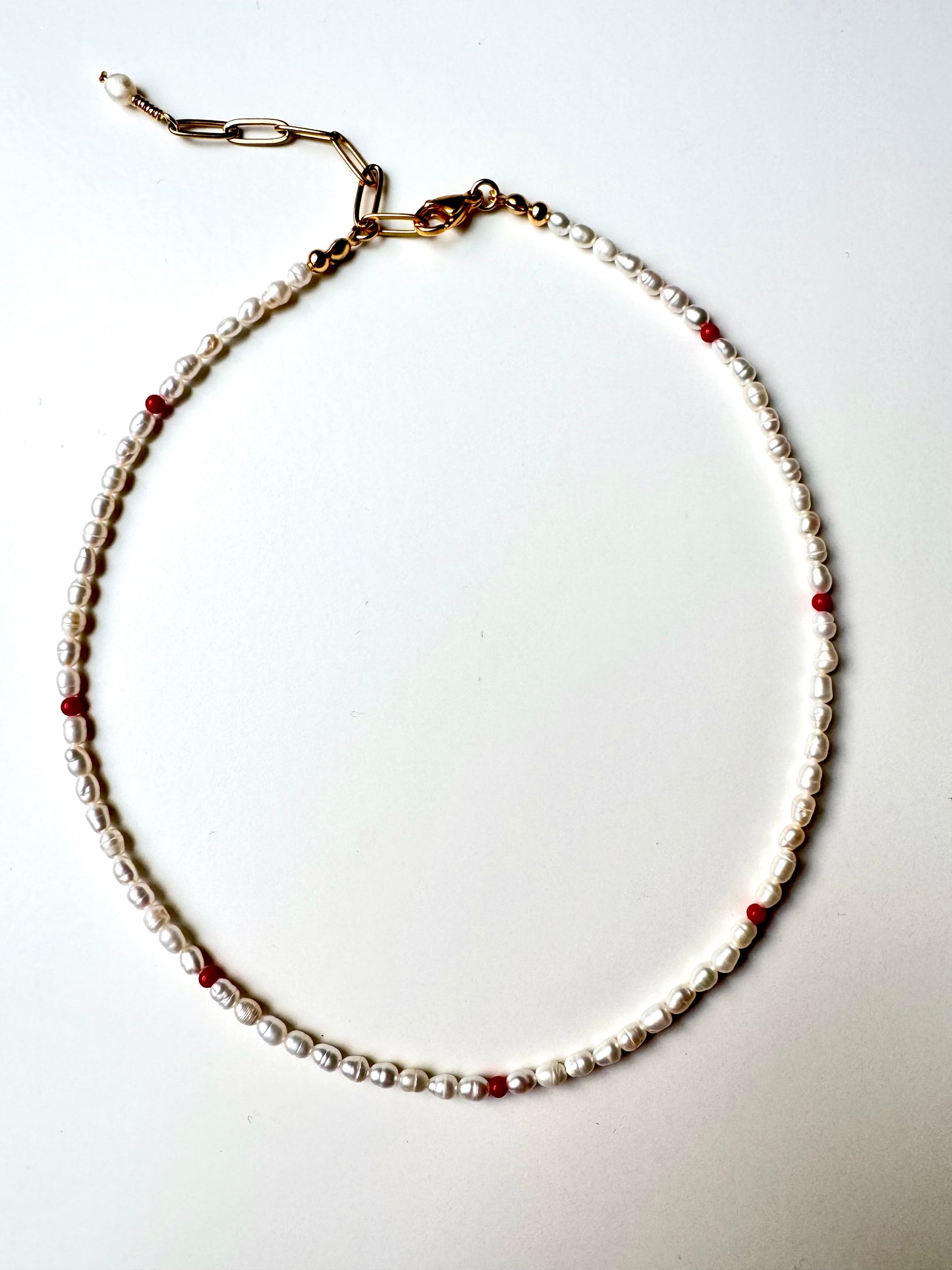 Süßwasserperlen-Halskette mit roter Koralle & 18k vergoldeten Details – handgefertigt