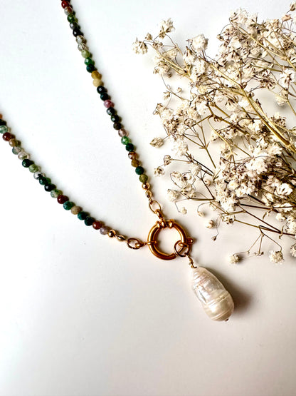 Facettierte Edelsteinkette mit abnehmbarer Barockperle & 18k vergoldeten Details – handgefertigt