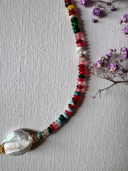 Bunte Glasperlen-Halskette mit Barockperle • 18k vergoldet