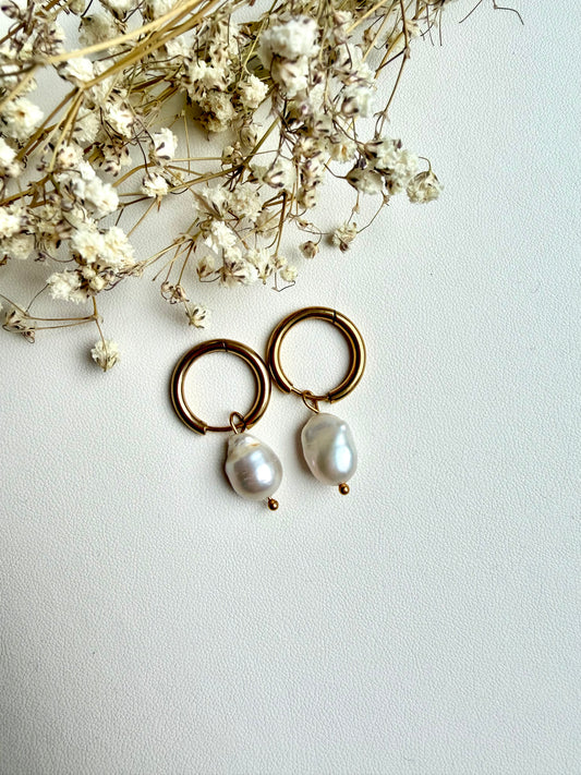 Lina Pearl – vergoldete Creolen mit Barockperlen – handgefertigt