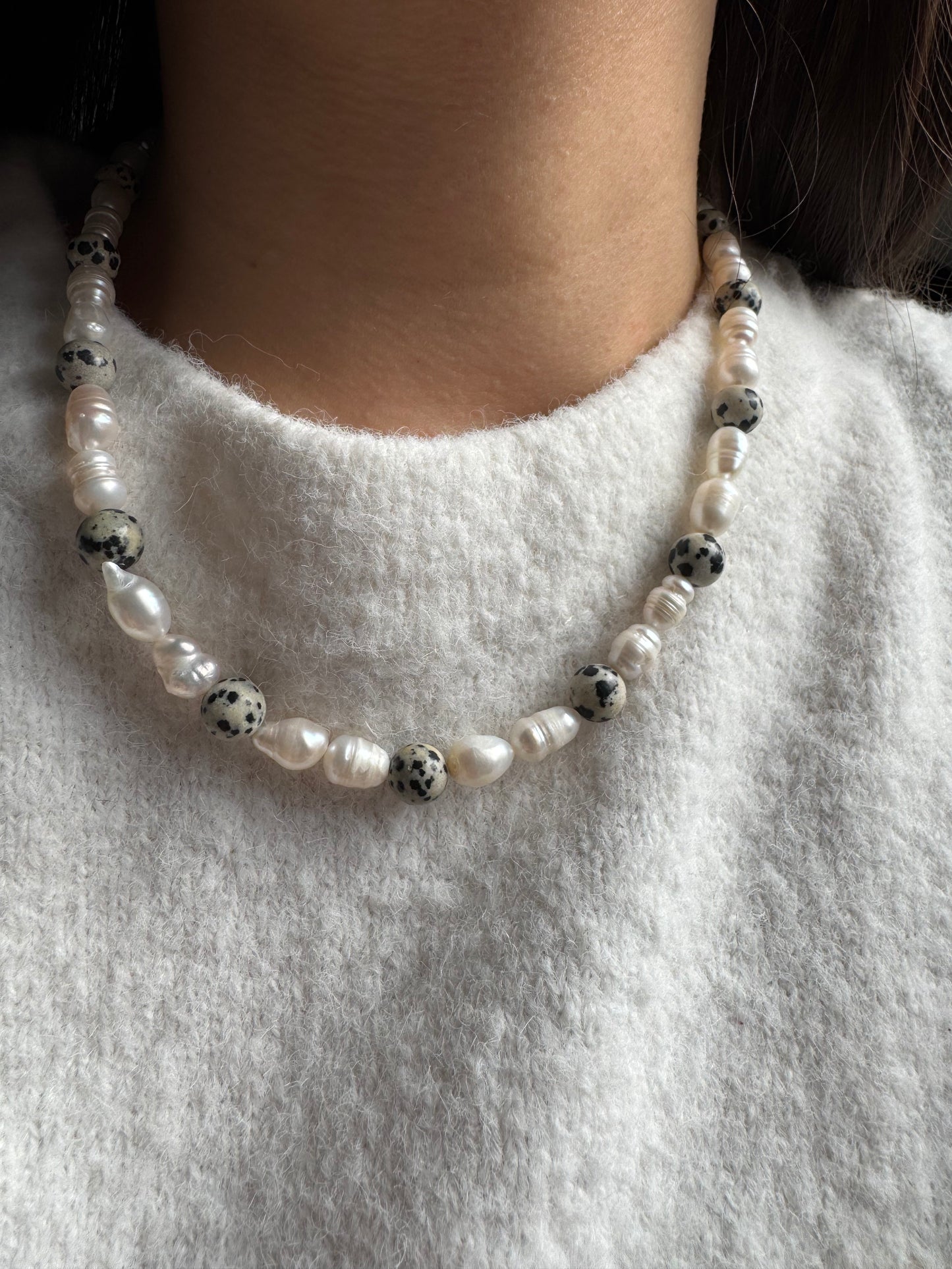 COOKIE PEARL – Halskette mit Süßwasserperlen & Dalmatinerstein – 18k vergoldete Details, handgefertigt