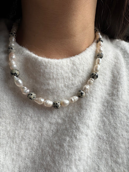 COOKIE PEARL – Halskette mit Süßwasserperlen & Dalmatinerstein – 18k vergoldete Details, handgefertigt