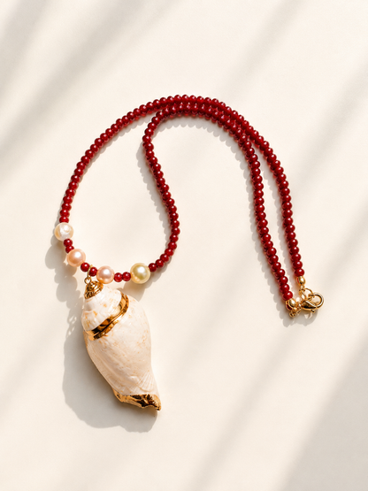 Ruby Shell – Korallen-Halskette mit Muschel-Anhänger – handgefertigt