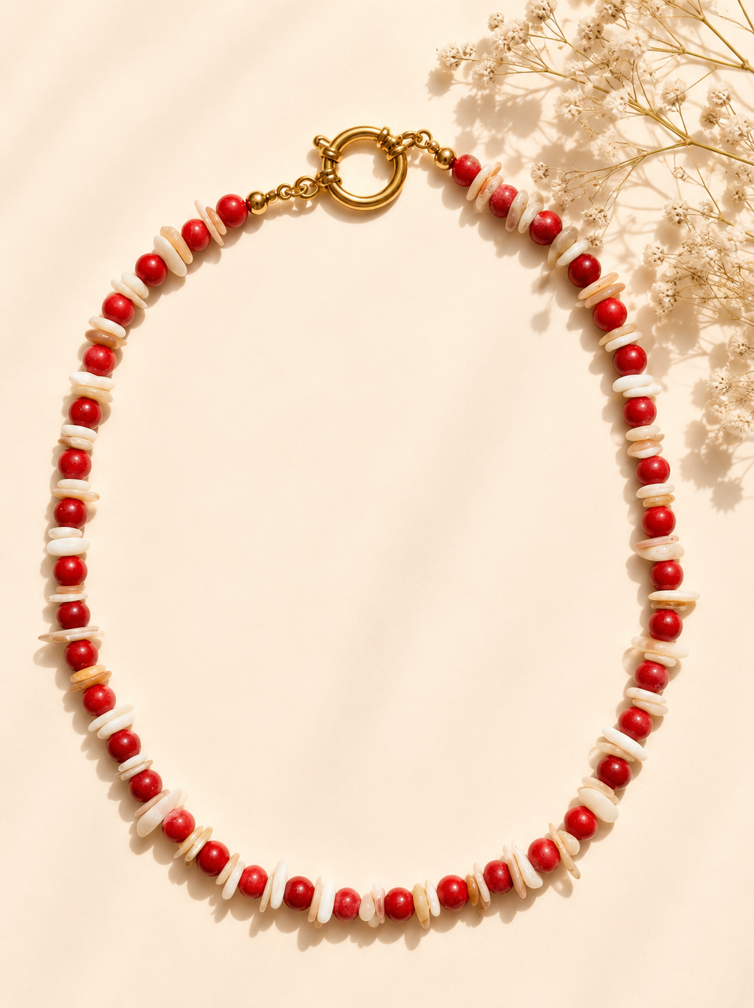 Coral Reef Halskette mit roter Koralle & Muschelperlen – handgefertigt