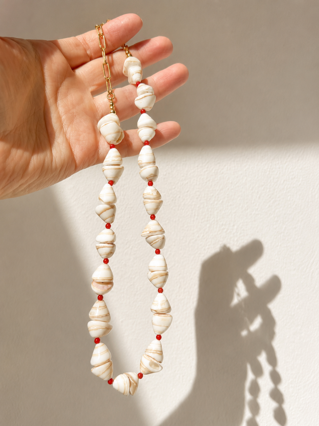 Coral Shell – Halskette mit Muschelperlen & roten Akzenten – handgefertigt