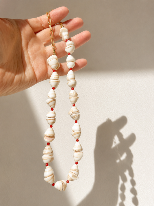 Coral Shell – Halskette mit Muschelperlen & roten Akzenten – handgefertigt