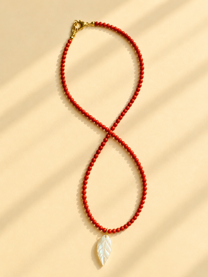 Red Leaf Coral – Handgefertigte Kette aus echten Korallenperlen & Perlmutt
