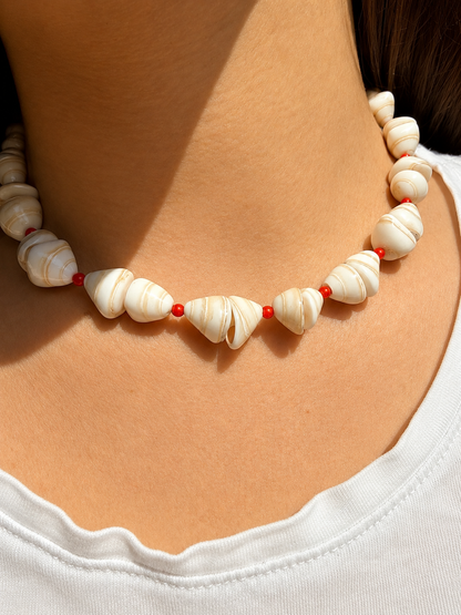 Coral Shell – Halskette mit Muschelperlen & roten Akzenten – handgefertigt