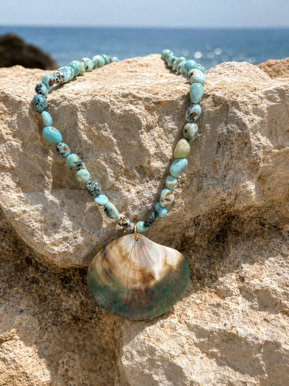 Ocean Giant – Halskette mit Larimar & großem Perlmutt Anhänger – handgefertigt