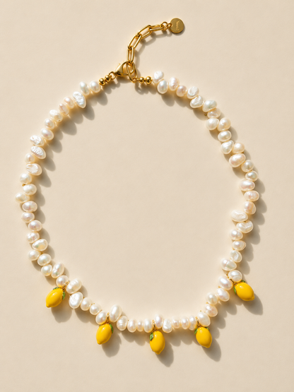 Lemon Pearl – Halskette mit Süßwasserperlen & Zitronen Anhängern – handgefertigt