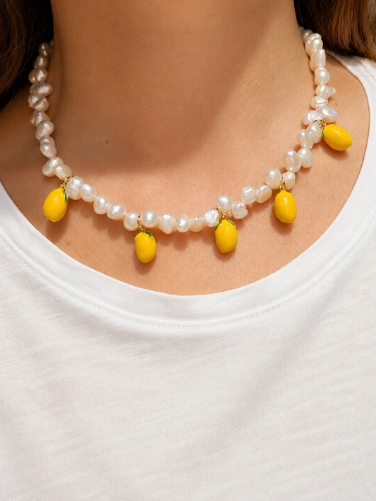 Lemon Pearl – Halskette mit Süßwasserperlen & Zitronen Anhängern – handgefertigt