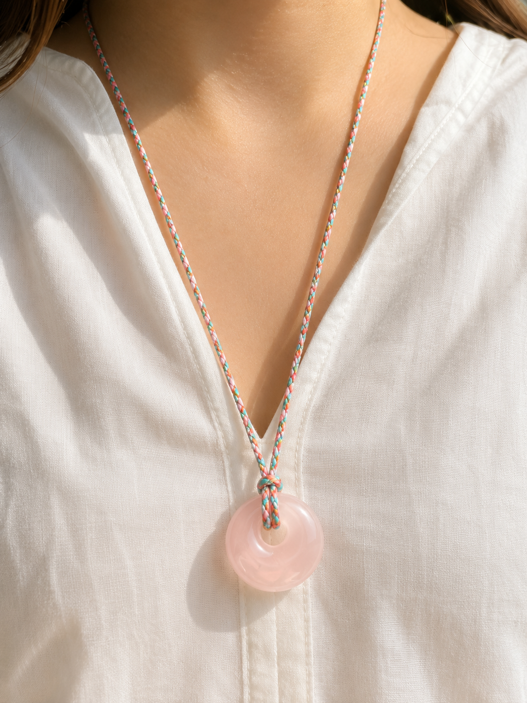 Pastel Cord – Rosenquarz Kette mit geflochtenem Band – handgefertigt