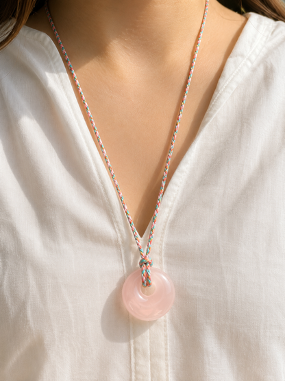 Pastel Cord – Rosenquarz Kette mit geflochtenem Band – handgefertigt