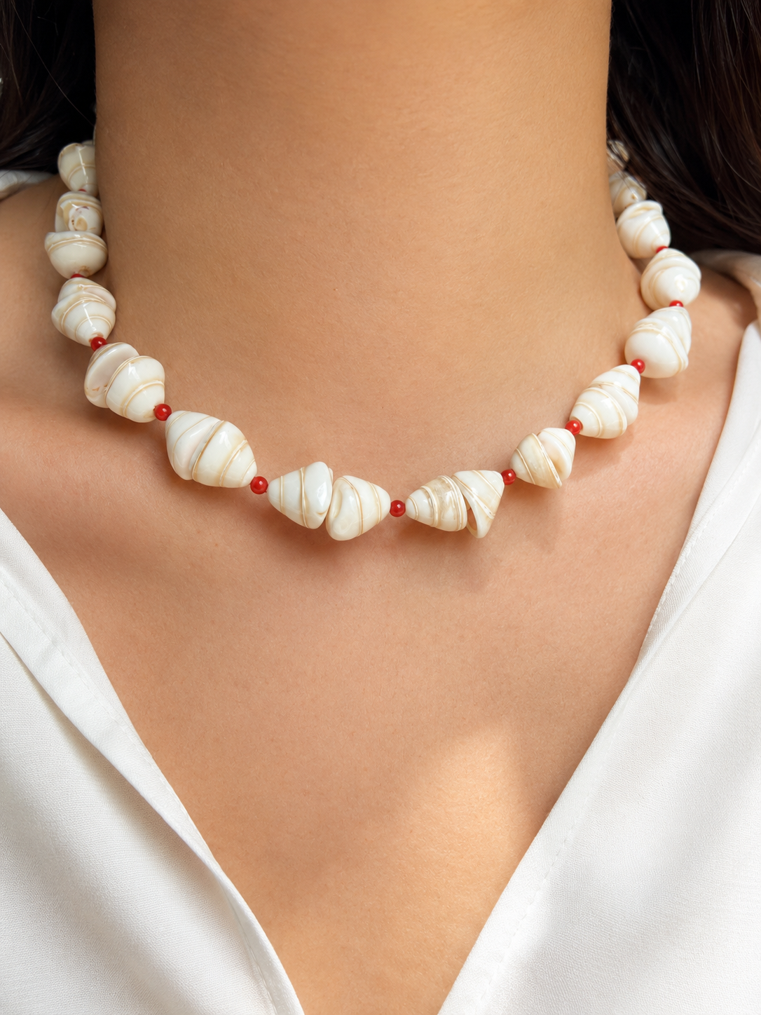 Coral Shell – Halskette mit Muschelperlen & roten Akzenten – handgefertigt
