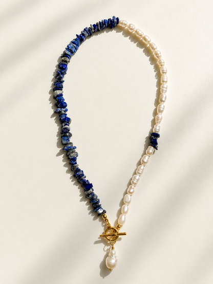 Blue Pearl – Lapislazuli & Süßwasserperlen Halskette – handgefertigt