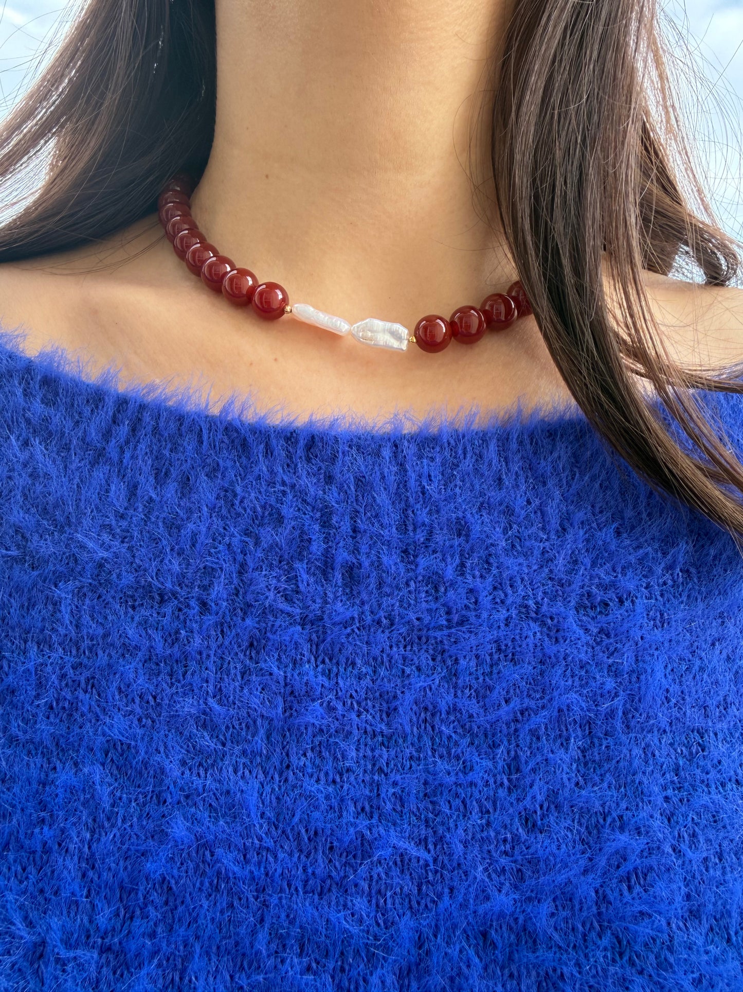 Red Lady – Halskette aus rotem Achat mit Süßwasserperlen & vergoldetem Verschluss – handgefertigt