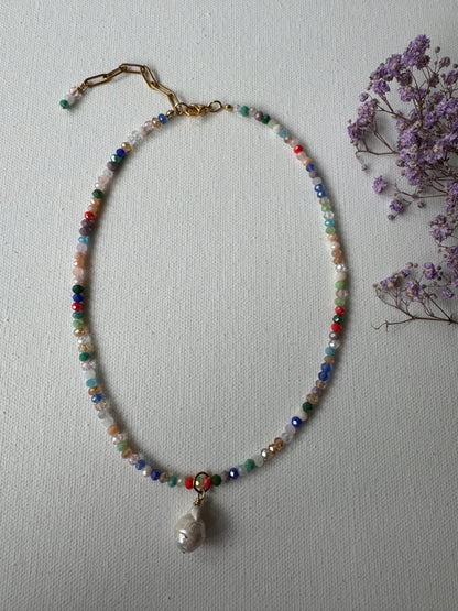 Bunte Edelstein-Halskette • Facettierte Glasperlen & Barockperle • 18k vergoldet