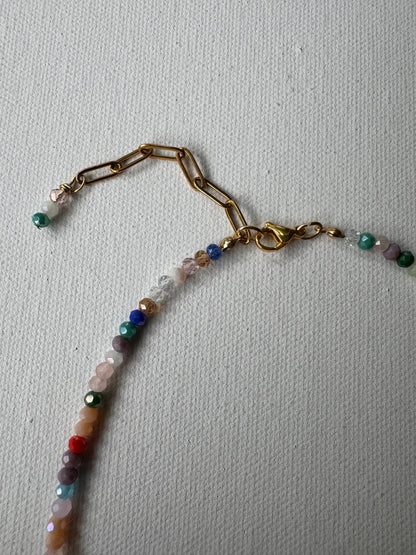 Bunte Edelstein-Halskette • Facettierte Glasperlen & Barockperle • 18k vergoldet