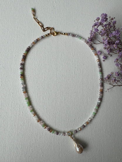 Pastellfarbene Edelstein-Halskette • Facettierte Glasperlen & Barockperle • 18k vergoldet