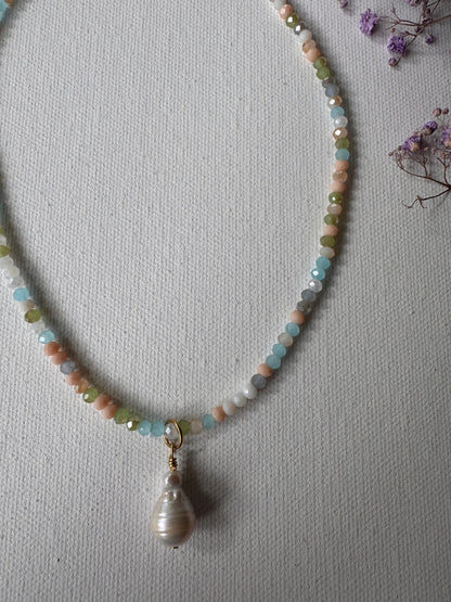 Pastell-Halskette • Facettierte Glasperlen & Barockperle • 18k vergoldet
