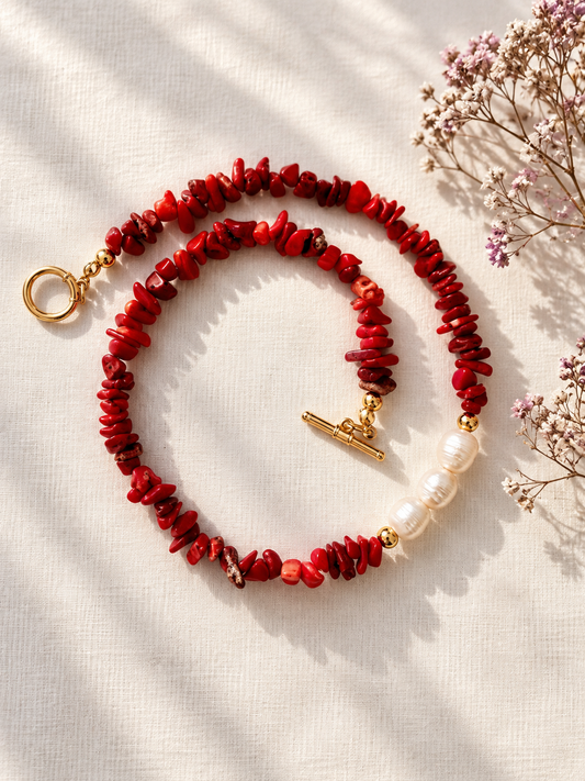 Coral & Pearl Statement Necklace – Halskette mit roten Korallenstücken und Süßwasserperlen