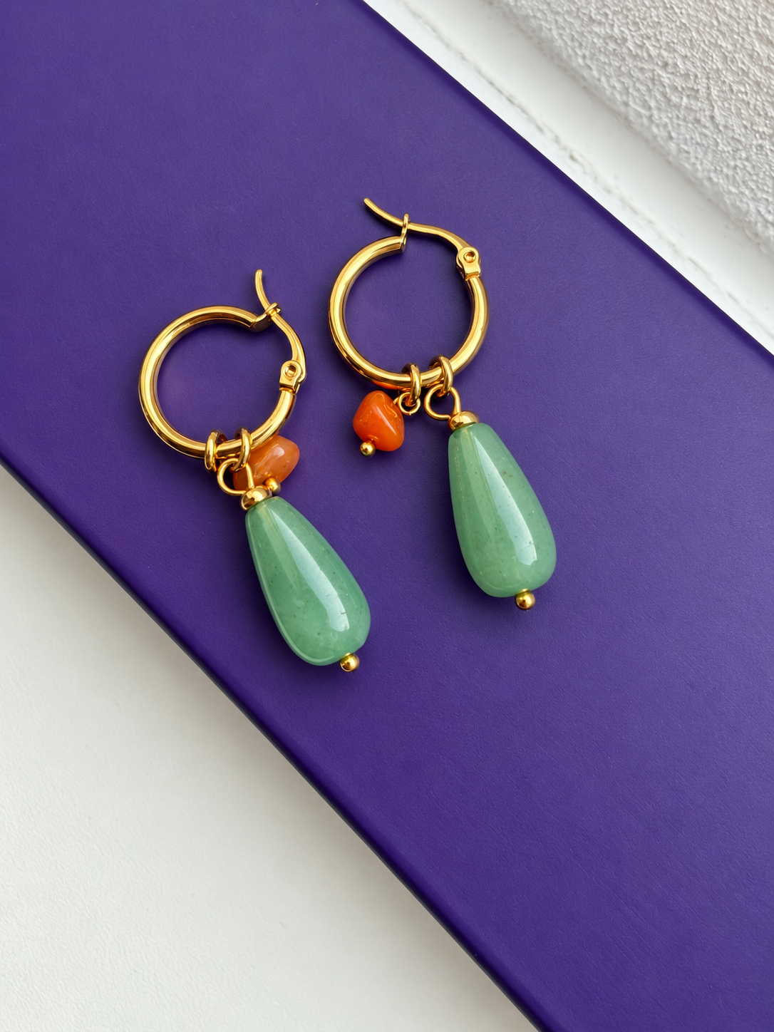 Stone Drop Mini – vergoldete Creolen mit Edelstein-Tropfen (2 cm) – Ansicht 8
