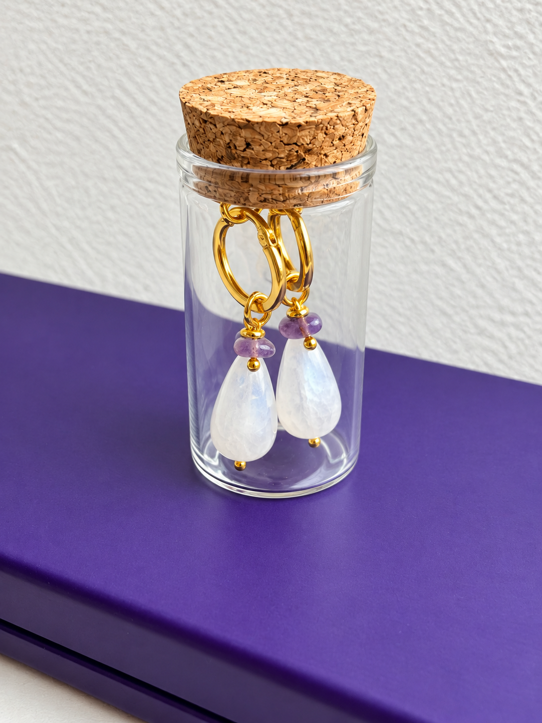 Stone Drop Mini – vergoldete Creolen mit Edelstein-Tropfen (2 cm) – Ansicht 12