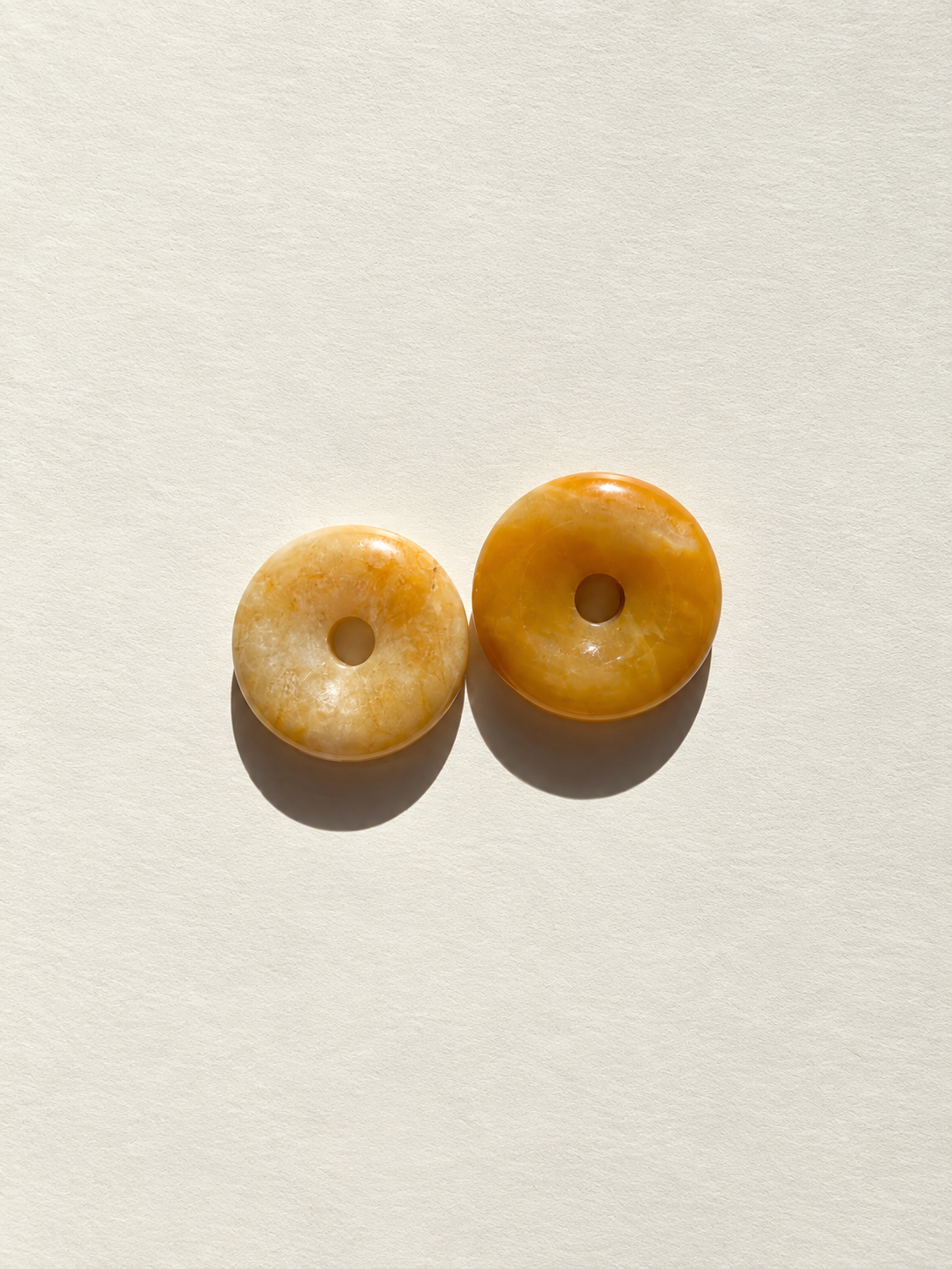 Stone Circle – vergoldete Creolen mit Naturstein-Donut-Anhängern – Ansicht 26
