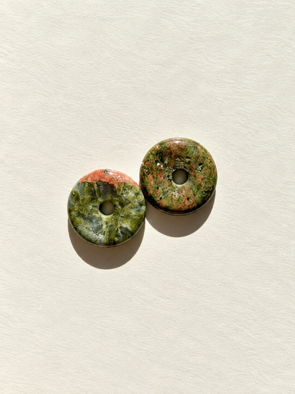Stone Circle – vergoldete Creolen mit Naturstein-Donut-Anhängern – Ansicht 29