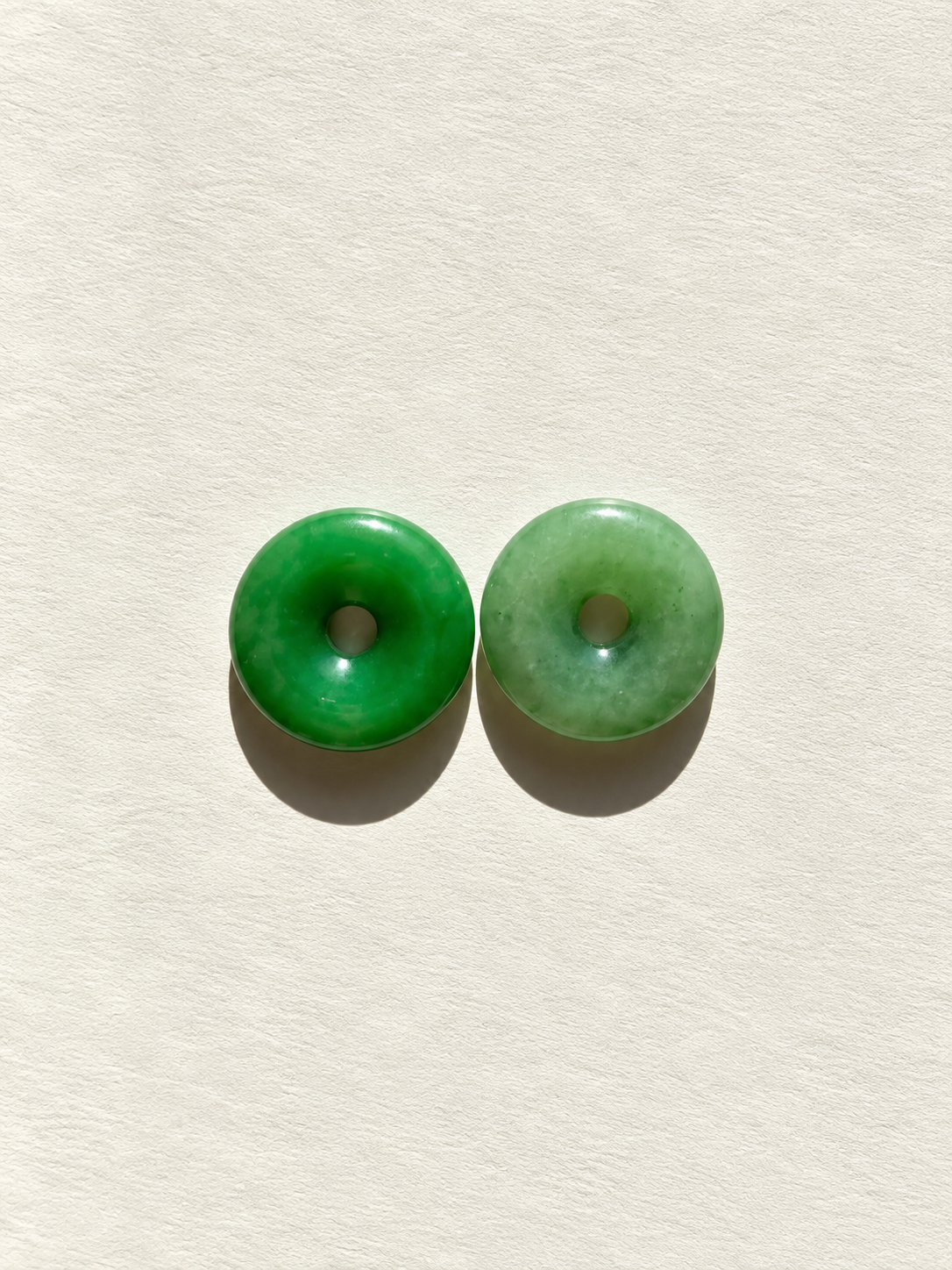 Stone Circle – vergoldete Creolen mit Naturstein-Donut-Anhängern – Ansicht 28