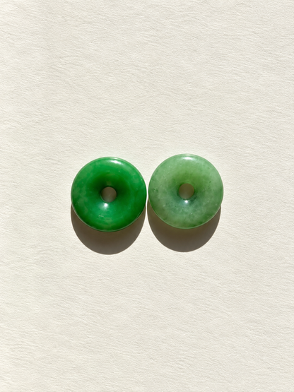 Stone Circle – vergoldete Creolen mit Naturstein-Donut-Anhängern – Ansicht 28