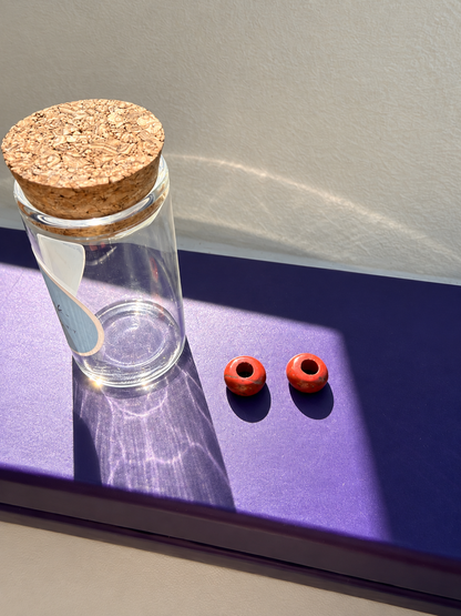 Mini Stone Circle – vergoldete Creolen mit Edelstein-Donut-Anhängern – Ansicht 35