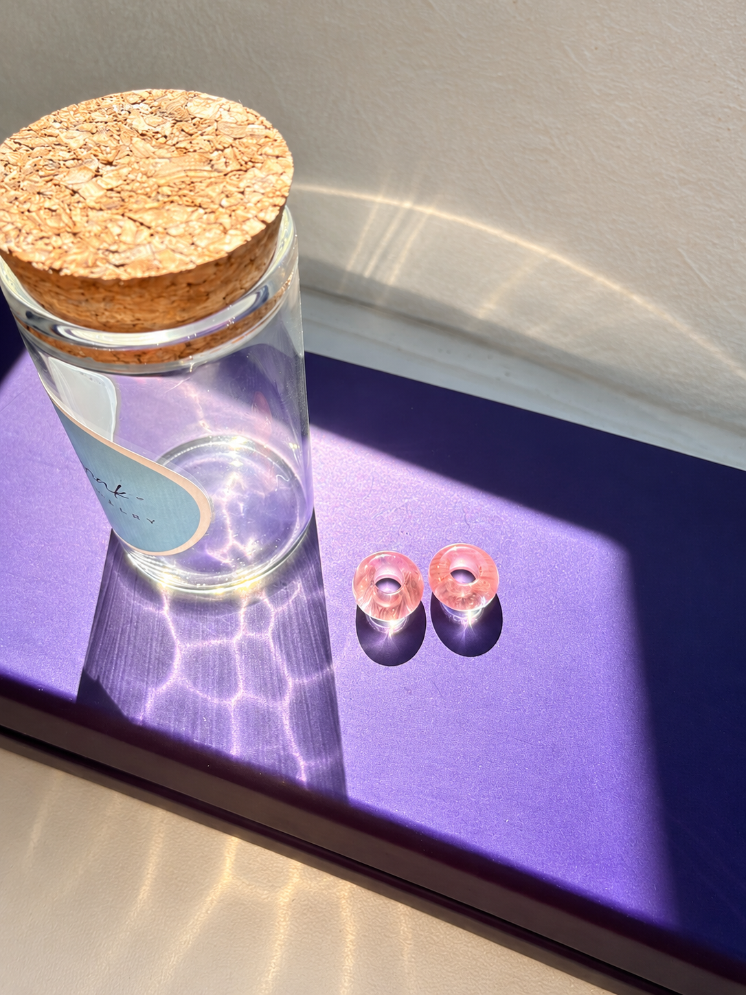 Mini Stone Circle – vergoldete Creolen mit Edelstein-Donut-Anhängern – Ansicht 39