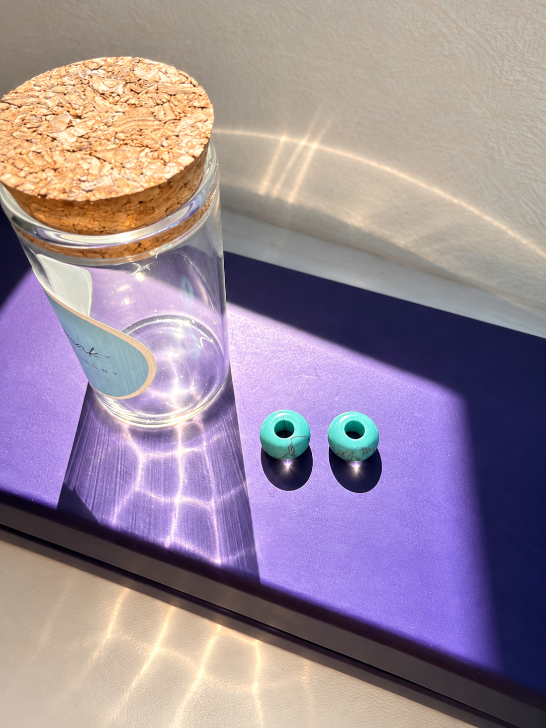 Mini Stone Circle – vergoldete Creolen mit Edelstein-Donut-Anhängern – Ansicht 41