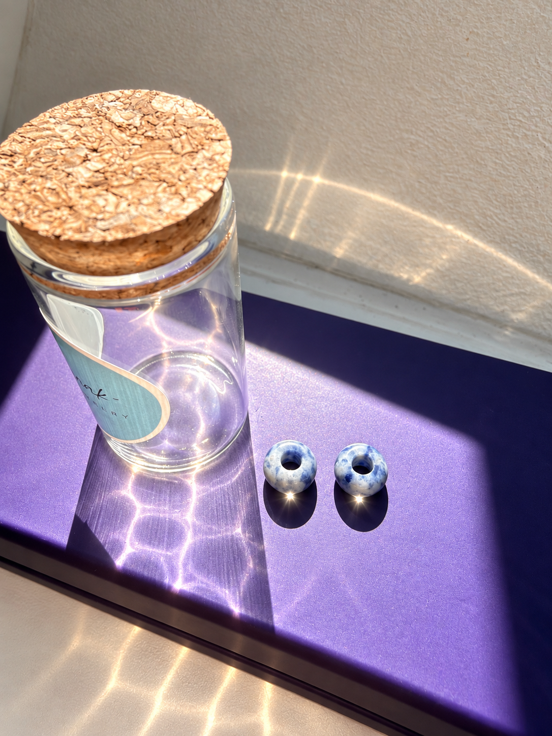 Mini Stone Circle – vergoldete Creolen mit Edelstein-Donut-Anhängern – Ansicht 42