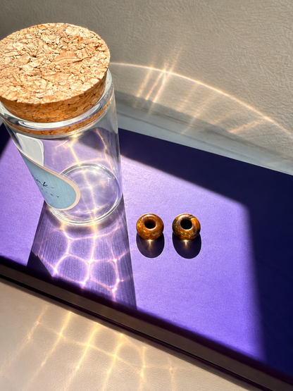 Mini Stone Circle – vergoldete Creolen mit Edelstein-Donut-Anhängern – Ansicht 43