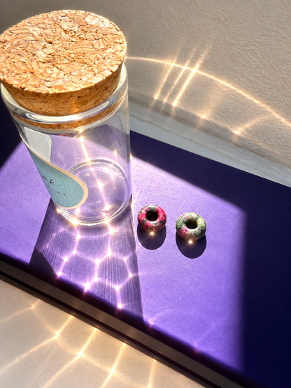 Mini Stone Circle – vergoldete Creolen mit Edelstein-Donut-Anhängern – Ansicht 44