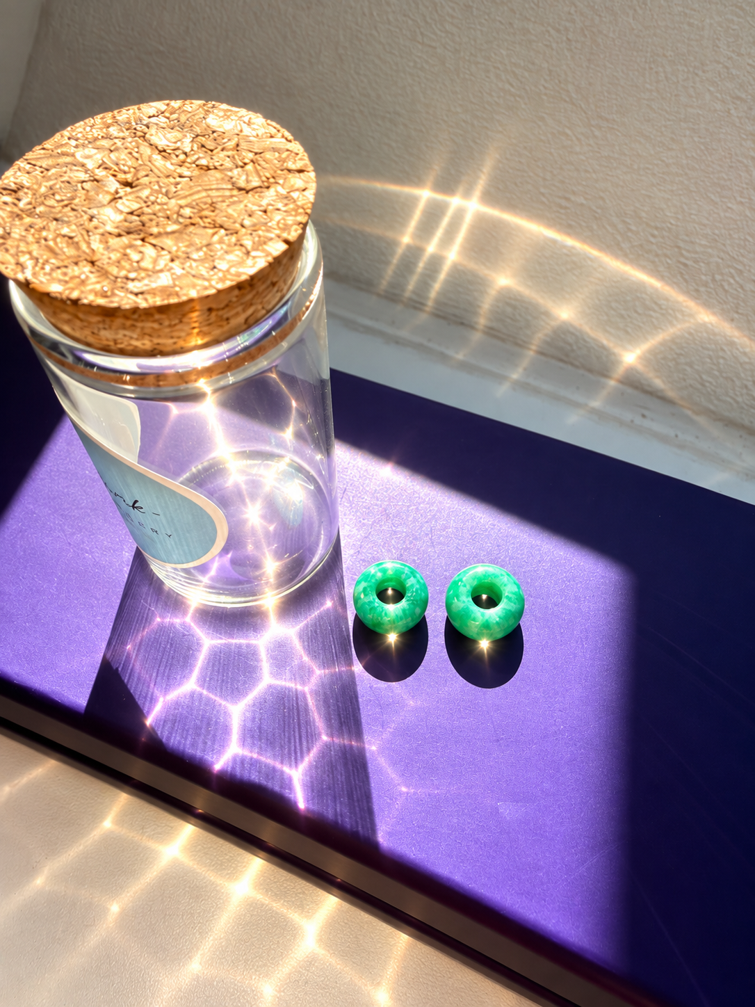 Mini Stone Circle – vergoldete Creolen mit Edelstein-Donut-Anhängern – Ansicht 45