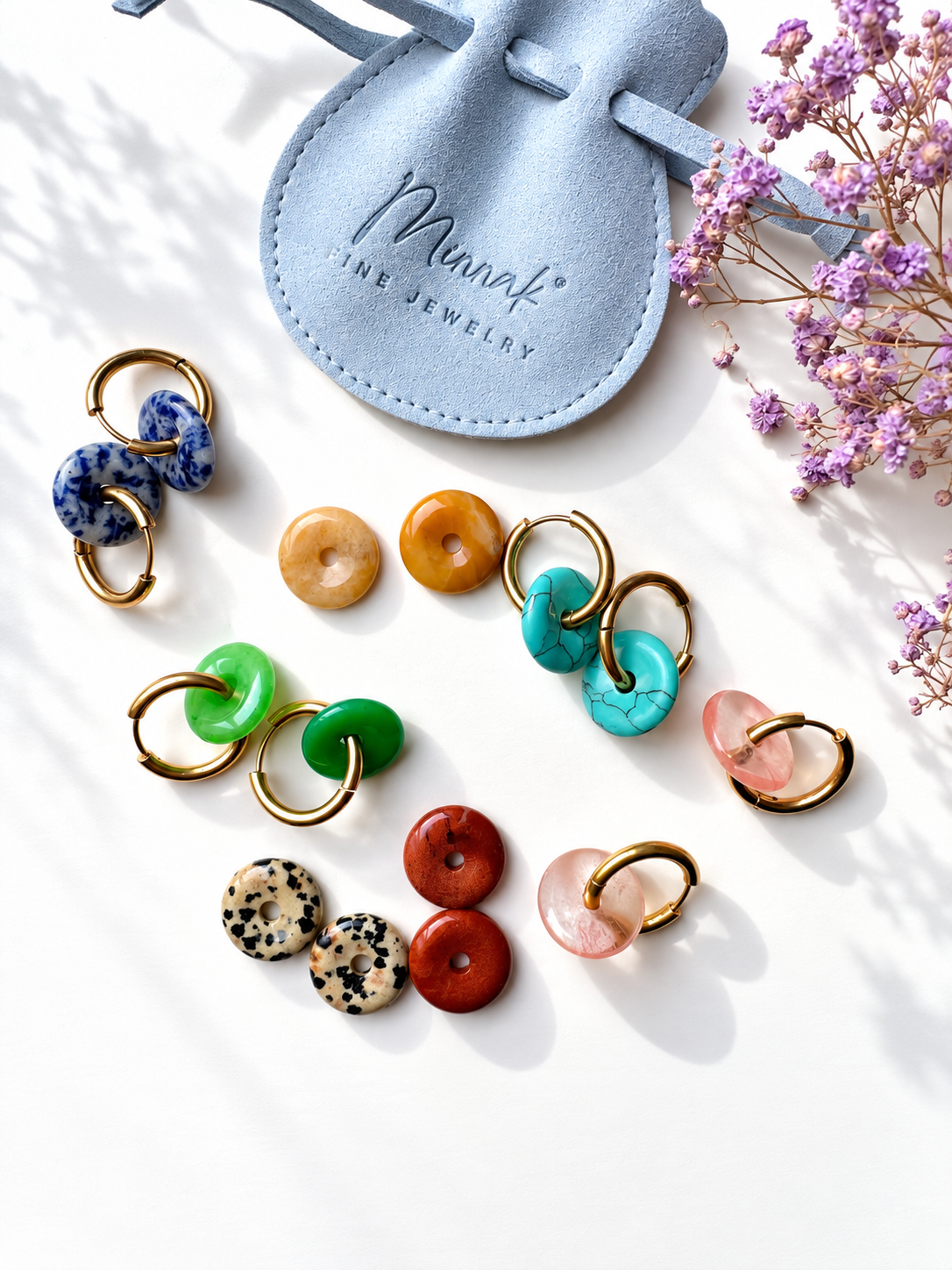 Stone Circle – vergoldete Creolen mit Naturstein-Donut-Anhängern