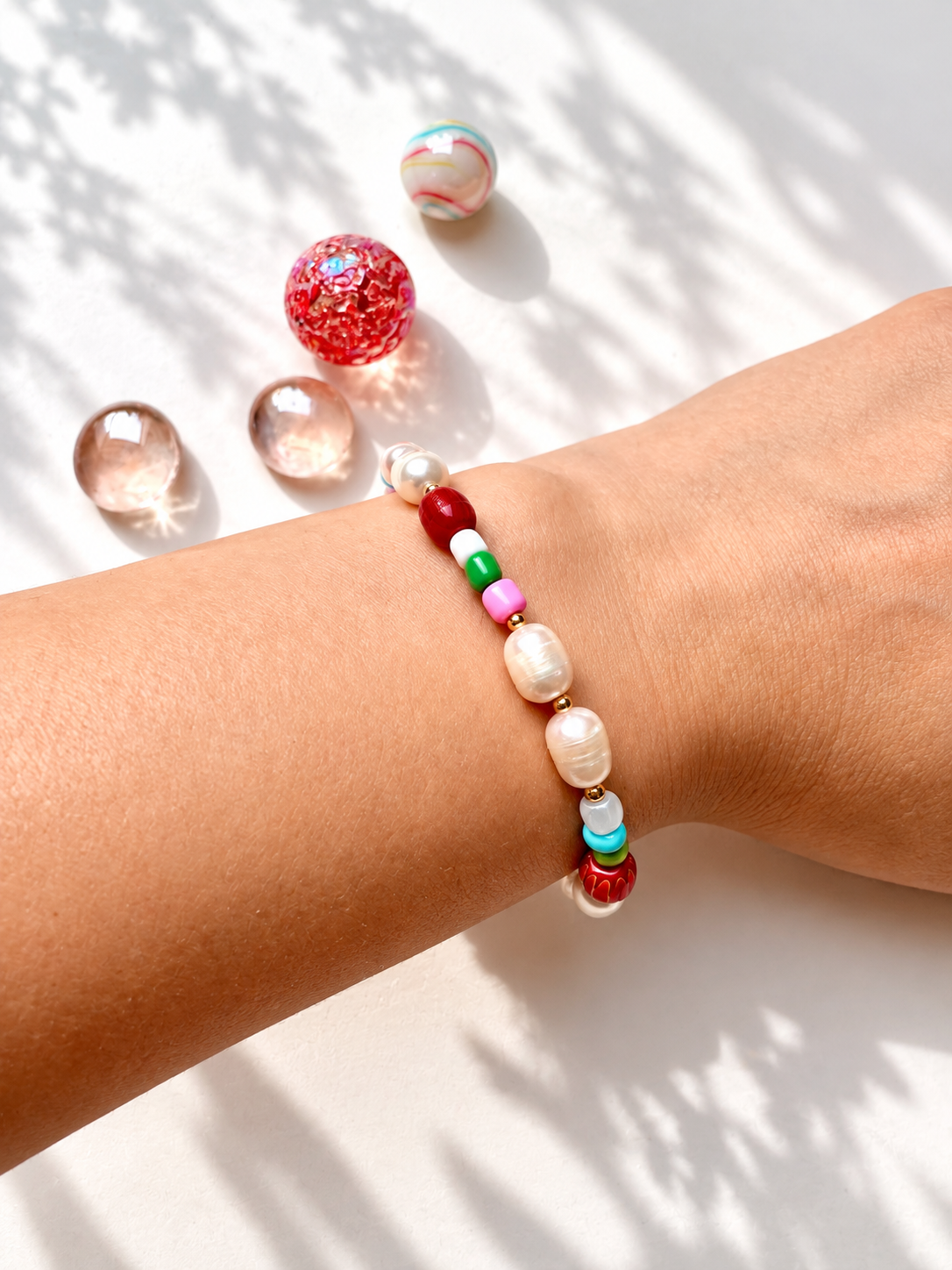 Confetti Candy – buntes Perlenarmband mit Süßwasserperlen und Glasperlen – Ansicht 2