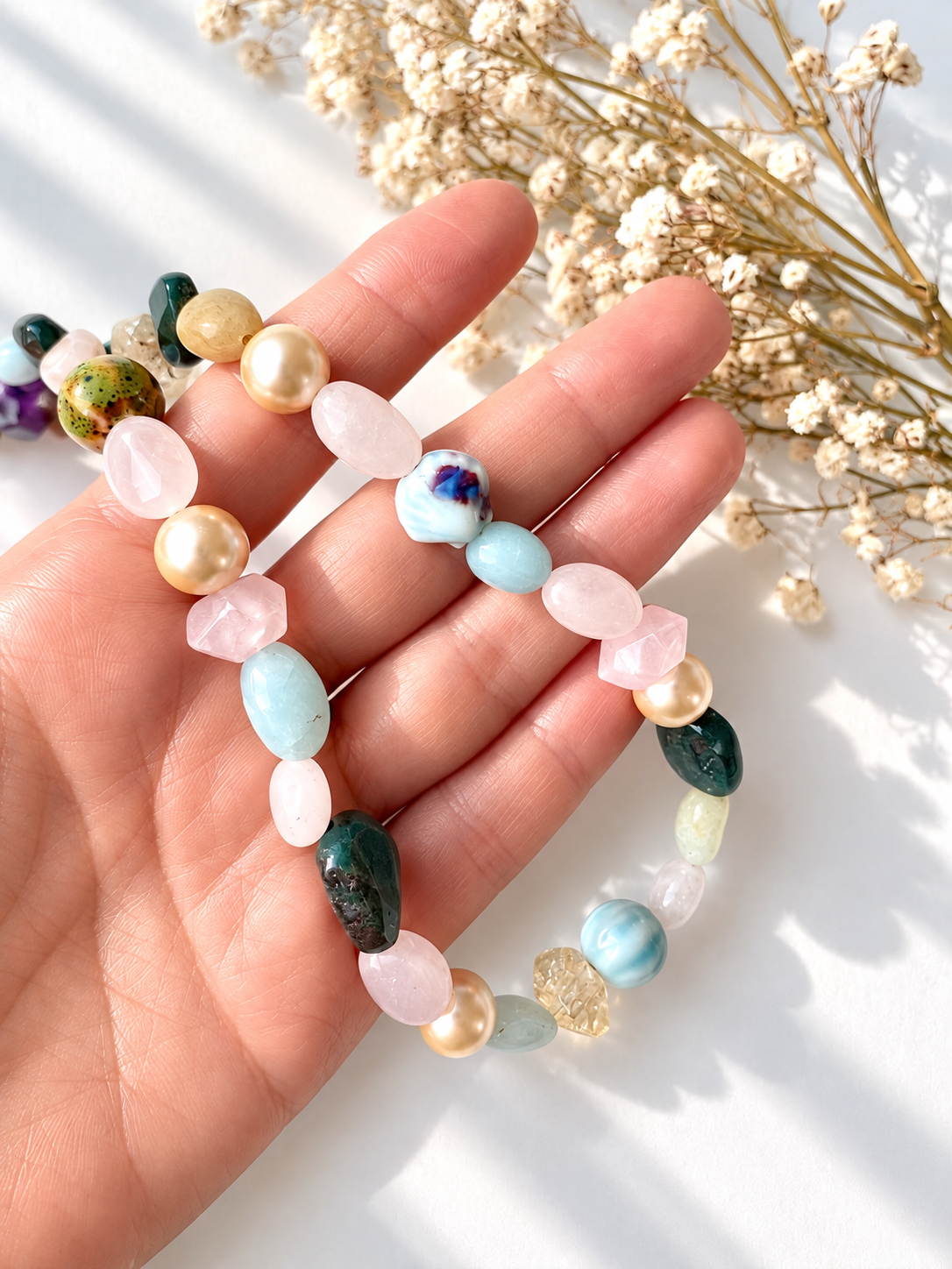 Pastel Drift – Keramik- und Edelstein-Perlenkette mit Citrin und Morganit – Ansicht 4