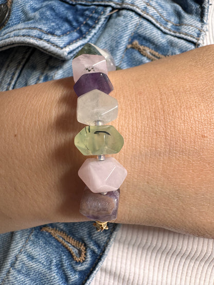 Edelstein-Armband mit facettierten Natursteinen
