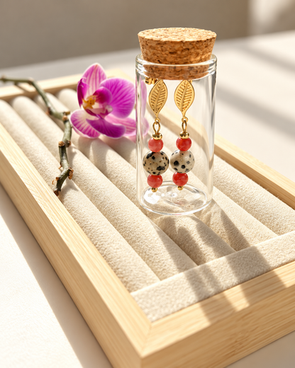 Solara Leaf – Ohrringe mit Dalmatiner Jaspis, rotem Achat und Blattdetail – Ansicht 4
