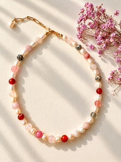 Blush Harmony – Süßwasserperlenkette mit Edelsteinmix